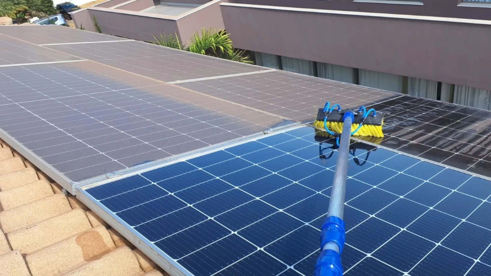Limpeza de módulos fotovoltaicos – Residencial Árvores – Alphaville/MG